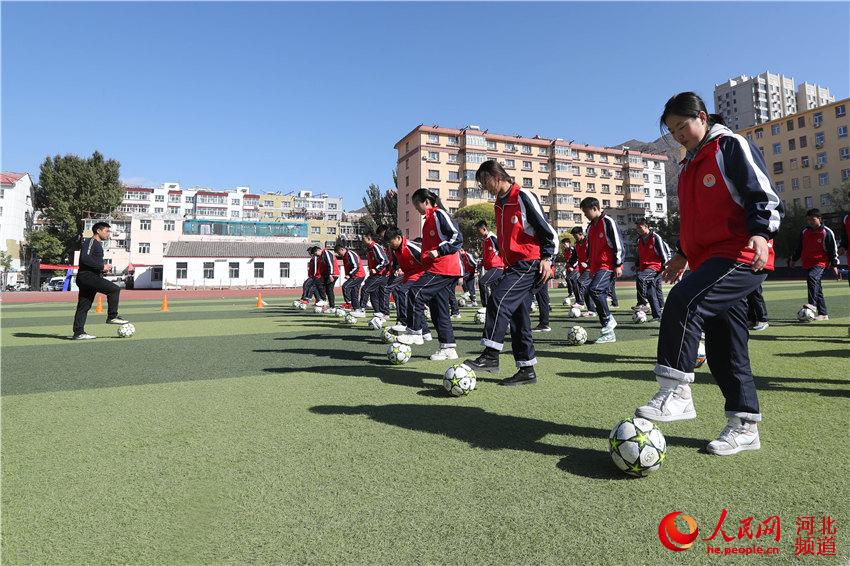 河北省張家口市中小學體育（足球）評優課暨教學基本功比賽在該市第十中學體育場舉行。 馬佳琦攝