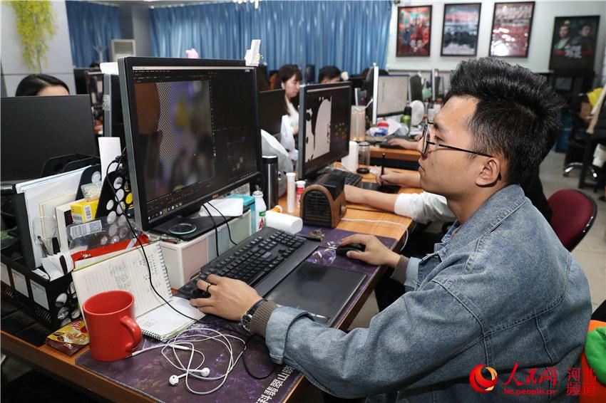 近日，河北省張家口市職教中心動漫影視游戲專業學生在校內創建的企業車間參與生產實踐。 馬佳琦攝
