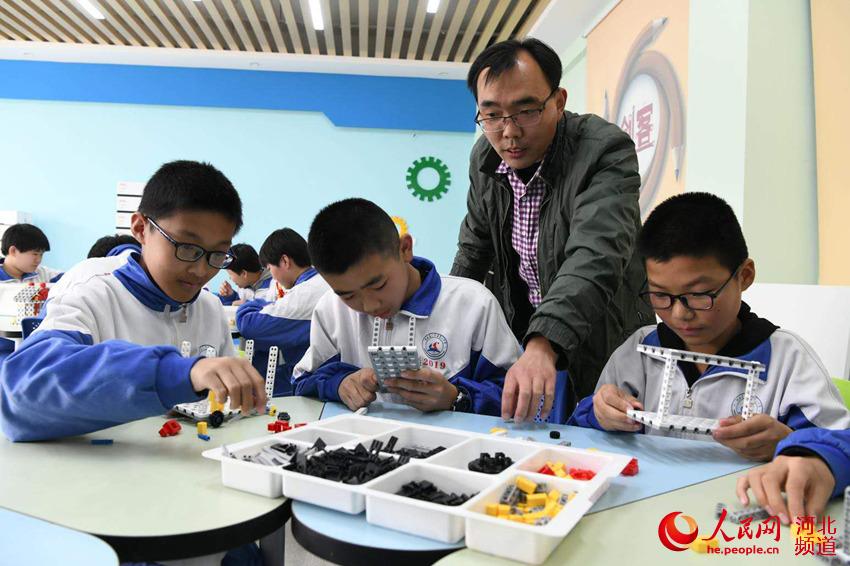 在河北省廣平縣第二中學“創客空間”實驗室內，學生們在組裝模型。 程學虎、白瑞安攝