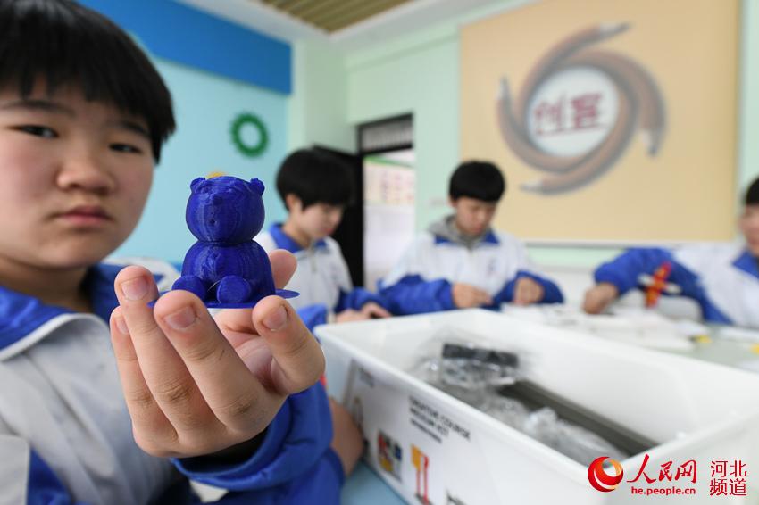 在河北省邯鄲市廣平縣第二中學“創客空間”實驗室內學生在展示3D打印作品。 程學虎、白瑞安攝
