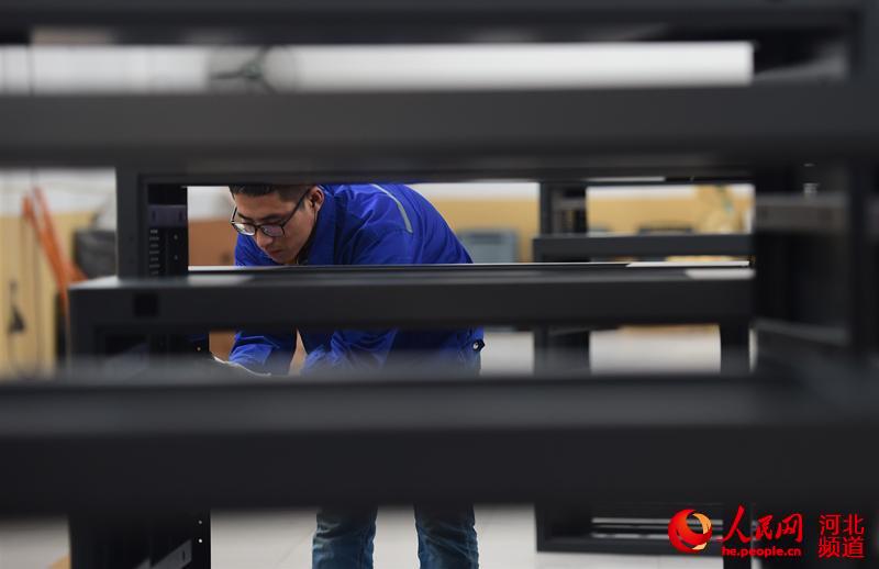 中國—中東歐（滄州）中小企業合作區內，河北海捷現代教學設備有限公司工人在生產線上忙碌。 傅新春攝