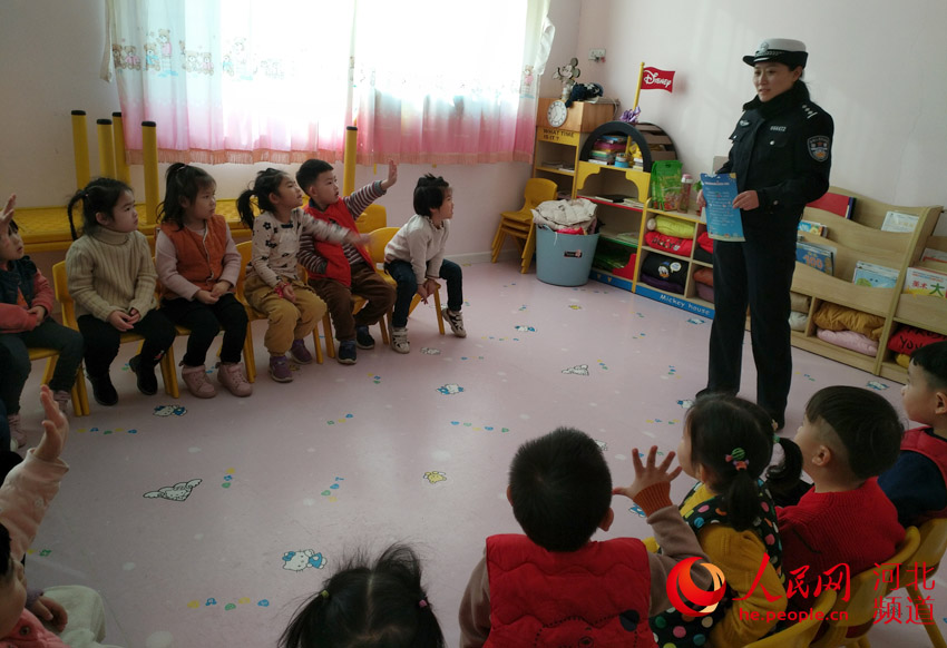 保定市博野縣交警在幼兒園裡給小朋友講解交通安全知識。 李博嬌攝