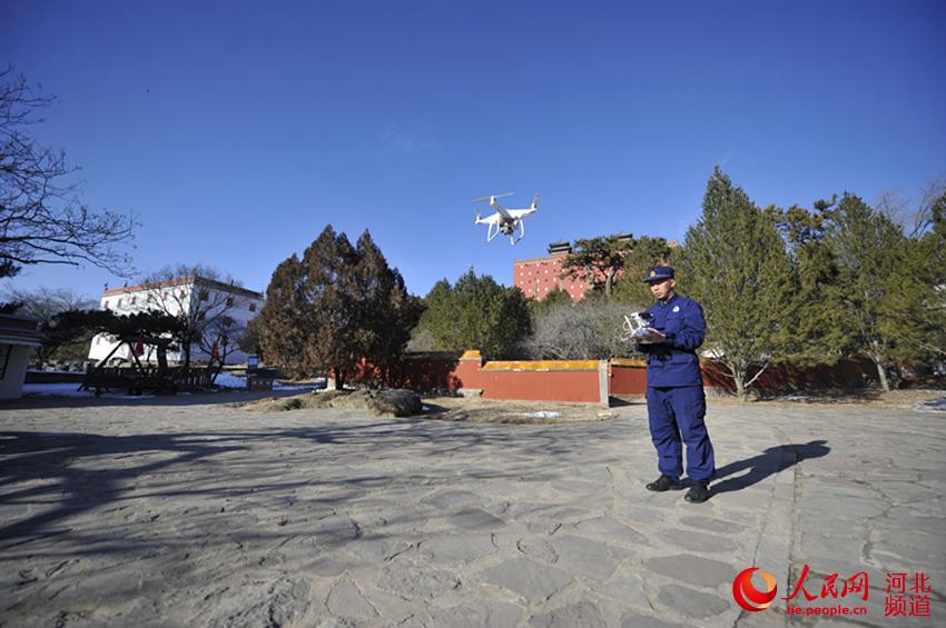 避暑山庄消防救援站消防員利用無人機開展空中巡邏。 王立群攝