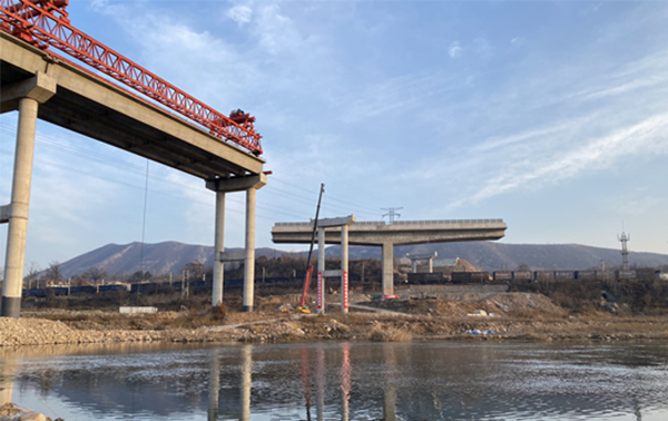 石家庄南绕城高速井陉连接线跨石太铁路立交桥主桥完成转体