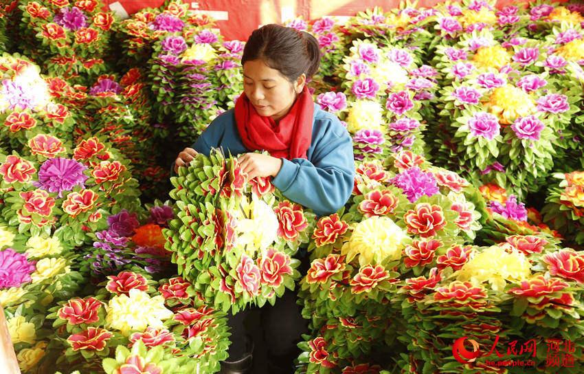 12月8日，在邢台市南和區和陽鎮三張村，一名婦女在整理串花。張馳攝