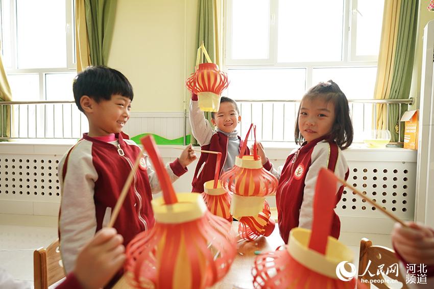 在河北省邢台市巨鹿縣直屬第二幼兒園，孩子們展示已經做好的燈籠。 楊海英攝