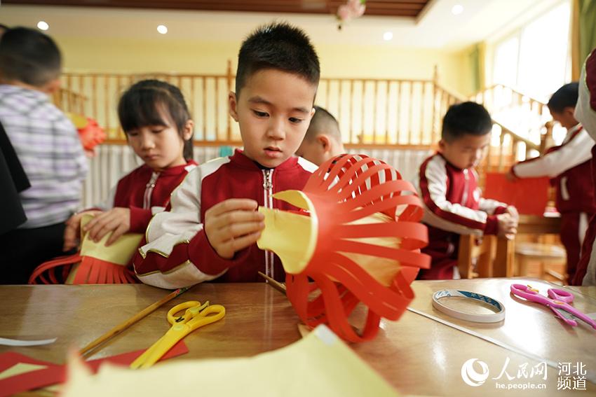 在河北省邢台市巨鹿縣直屬第二幼兒園，學生正在制作燈籠。 楊海英攝