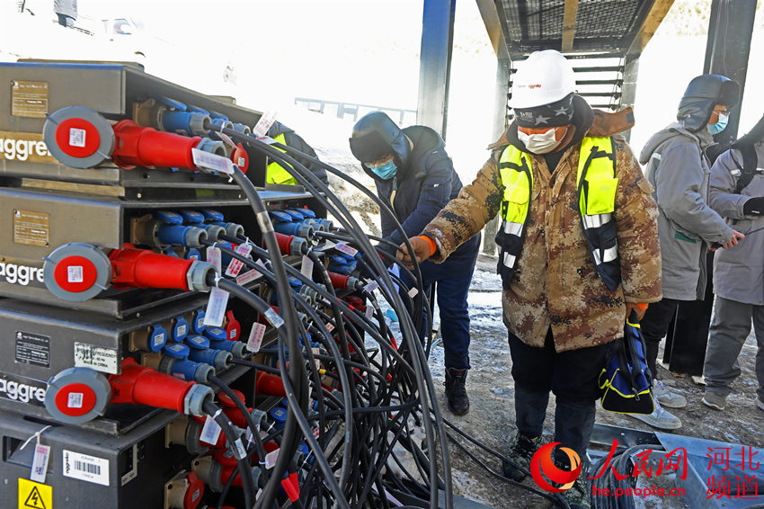 近日，在河北省張家口市崇禮區雲頂滑雪公園，電力保障團隊正進行電力保障演練。 武殿森攝