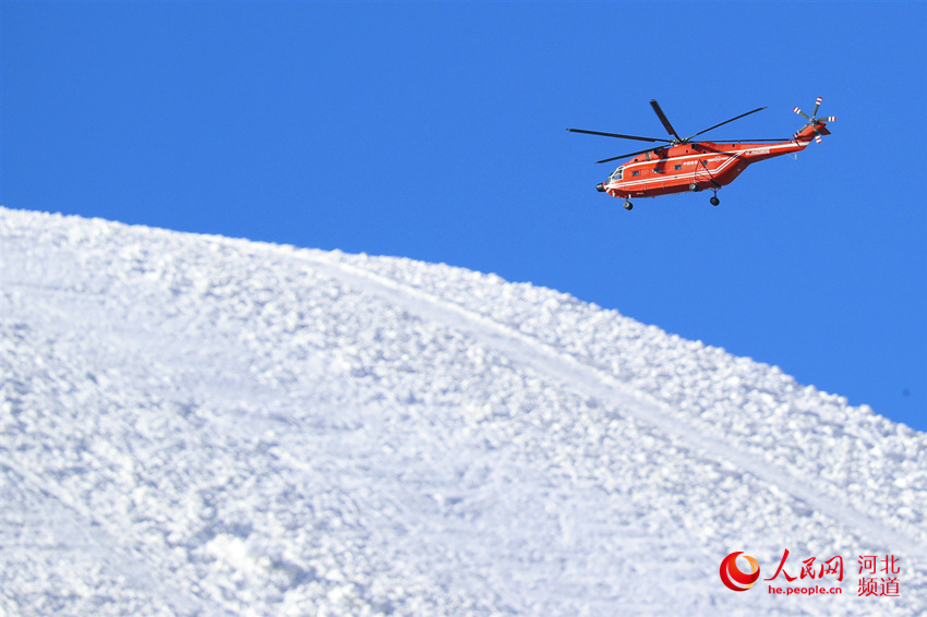 近日，一架印有“中國應急”的直升機在張家口市崇禮區的冬奧核心區上空盤旋。 武殿森攝