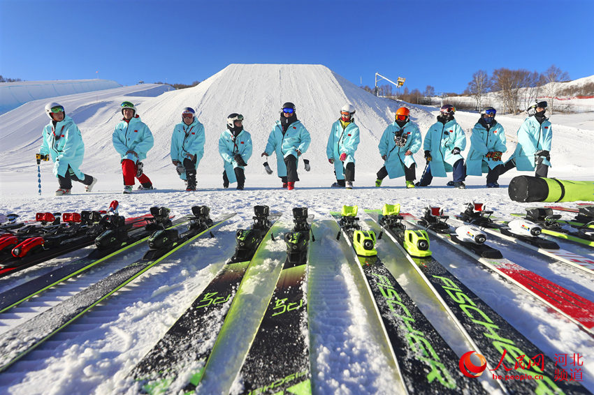 近日，在河北省張家口市崇禮區雲頂滑雪公園，參加演練團隊正進行演練前的熱身運動。 武殿森攝
