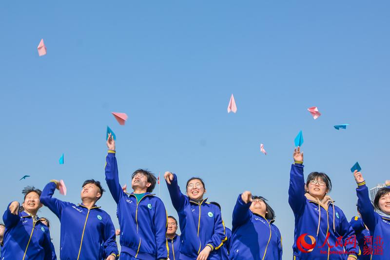 2021年3月3日，河北省邯鄲市邯山區第一中學學生在“百日”誓師活動中放飛寫有高考心願的紙飛機。 李昊攝
