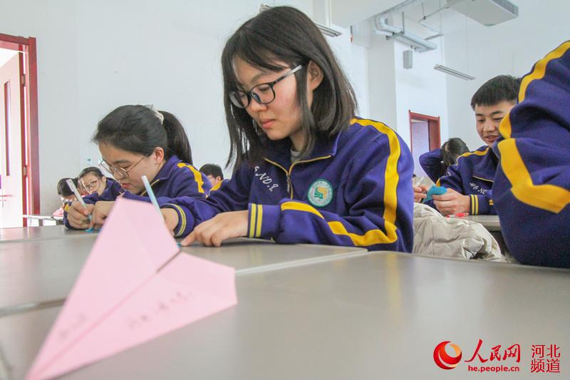 2021年3月3日，河北省邯鄲市邯山區第一中學學生在紙飛機上書寫自己的心願。 李昊攝