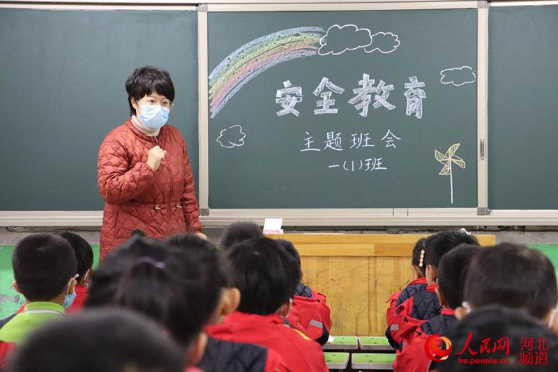 河北省邢台市平鄉縣縣直第一小學教師李莉在為學生講解校園安全知識。 於豐濤攝