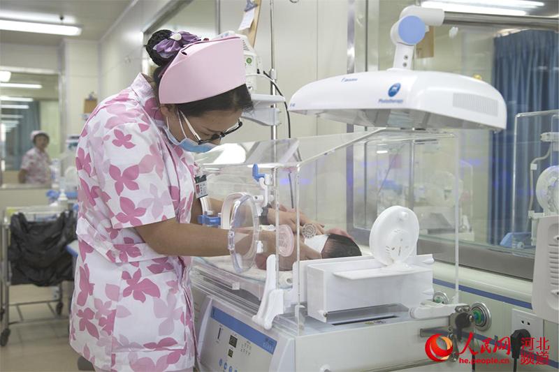 河北省邢台市寧晉縣醫院醫護人員照看嬰兒。 趙玲攝