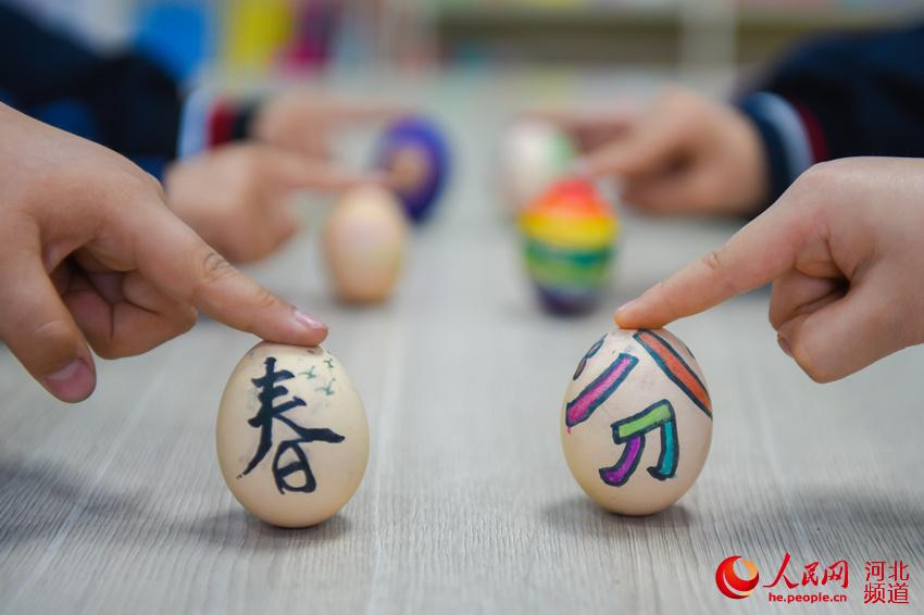 3月19日，河北邯鄲市邯山區陽光實驗小學學生在玩立蛋游戲。李昊攝