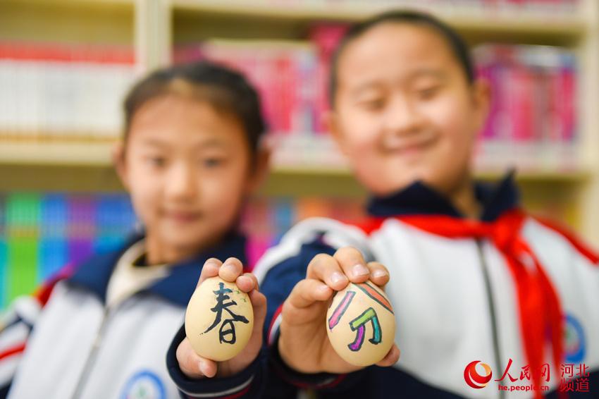 3月19日，河北邯鄲市邯山區陽光實驗小學學生展示彩繪雞蛋。李昊攝