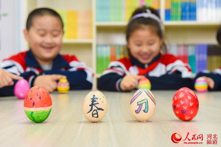 3月19日，河北邯鄲市邯山區陽光實驗小學學生在玩立蛋游戲。 李昊攝