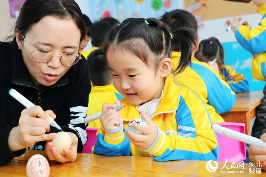 平鄉縣直一幼的孩子在老師指導下繪制彩蛋。 梁玉潔攝