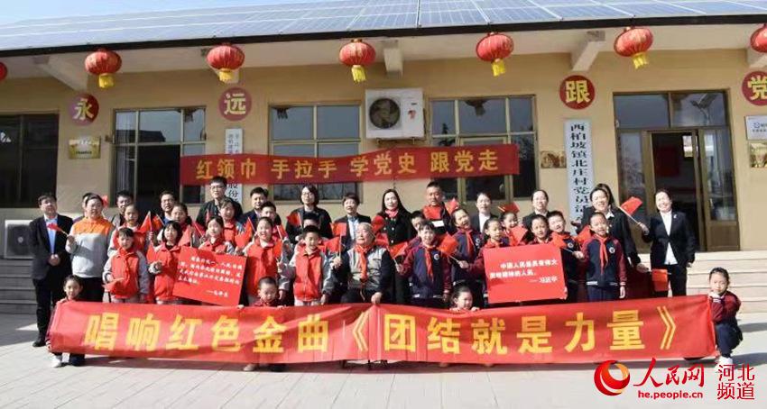 全體與會人員大合唱《團結就是力量》。 王鈺攝