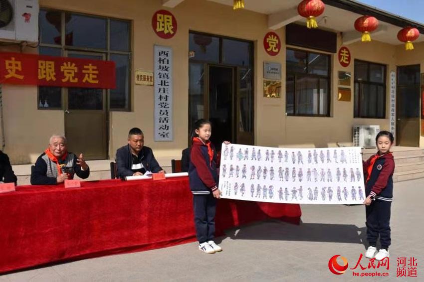 全國優秀少先隊工作突出貢獻獲得者張小春講黨史並贈送畫作。 王鈺攝