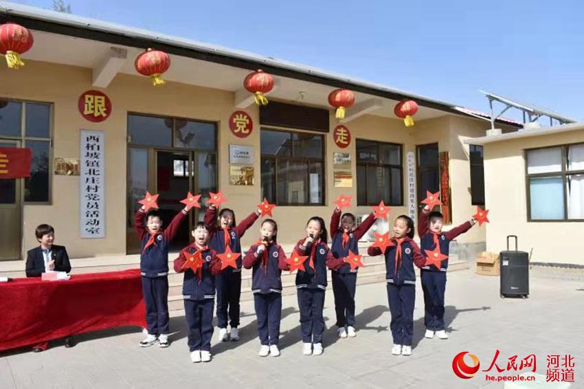 智匯小學隊員小合唱《紅星歌》。 王鈺攝