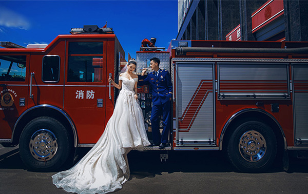 “火焰藍”與“婚紗白” 保定消防創意婚紗照致愛情