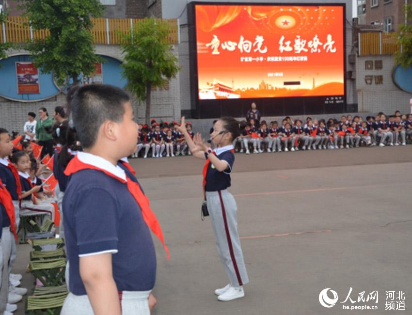 井陘礦區第一小學舉行“迎接建黨百年”歌唱比賽活動。 范二虎攝