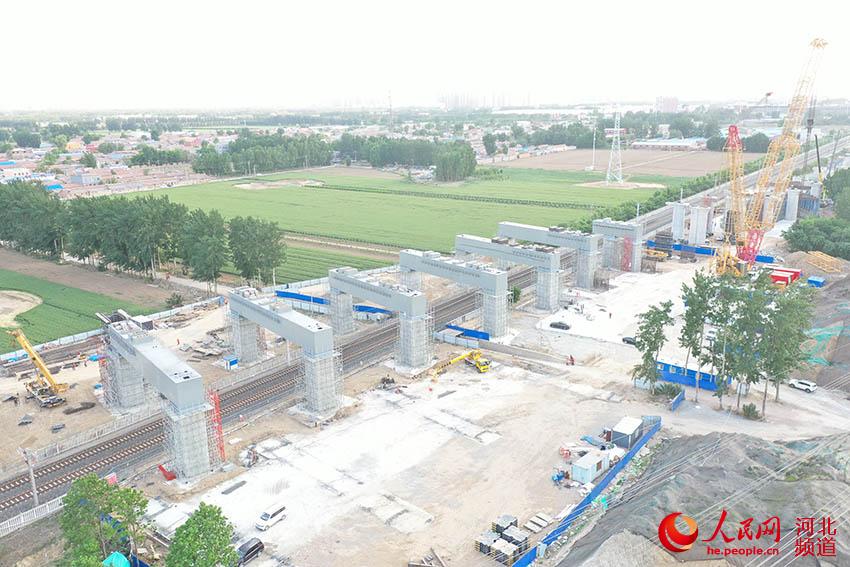 京唐鐵路跨東環路特大橋門式墩跨京哈鐵路鋼橫梁順利完成全部7孔鋼梁架設。 馬立峰攝