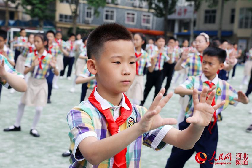 “青少年儿童脊柱健康操进校园”活动正式启动。 人民网 袁志广摄