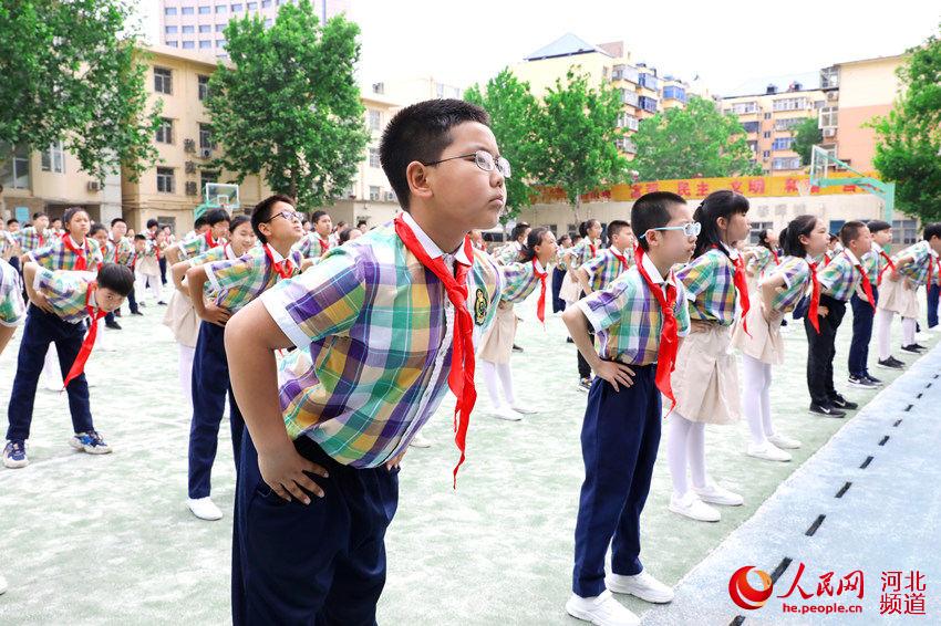 健康操進校園活動啟動，東風西路小學的學生正在做健康操。人民網 袁志廣攝