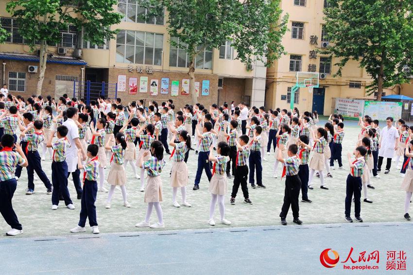 健康操進校園活動啟動，東風西路小學的學生正在做健康操。人民網 袁志廣攝