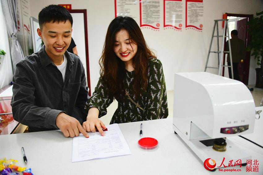5月20日，在河北省廣平縣婚姻登記處，一對新人按下心心相印的紅手印。 楊海斌攝