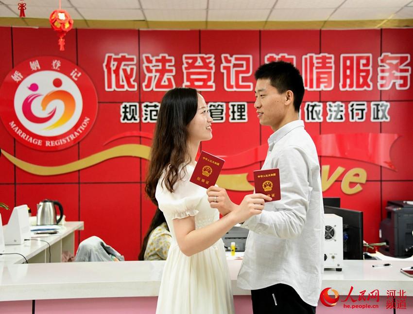 5月20日，在河北省廣平縣婚姻登記處，一對新人開心領証，深情凝望。 楊海斌攝