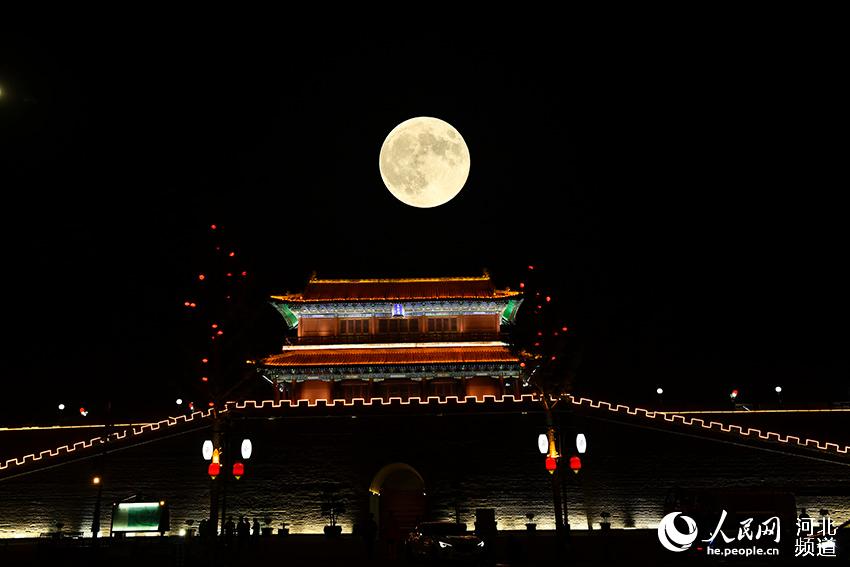 這是5月26日晚在石家庄正定古城拍攝的“超級月亮”（二次曝光拍攝）。 邢東魁攝
