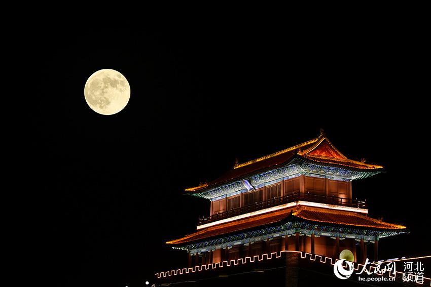 這是5月26日晚在石家庄正定古城拍攝的“超級月亮”（二次曝光拍攝）。 邢東魁攝