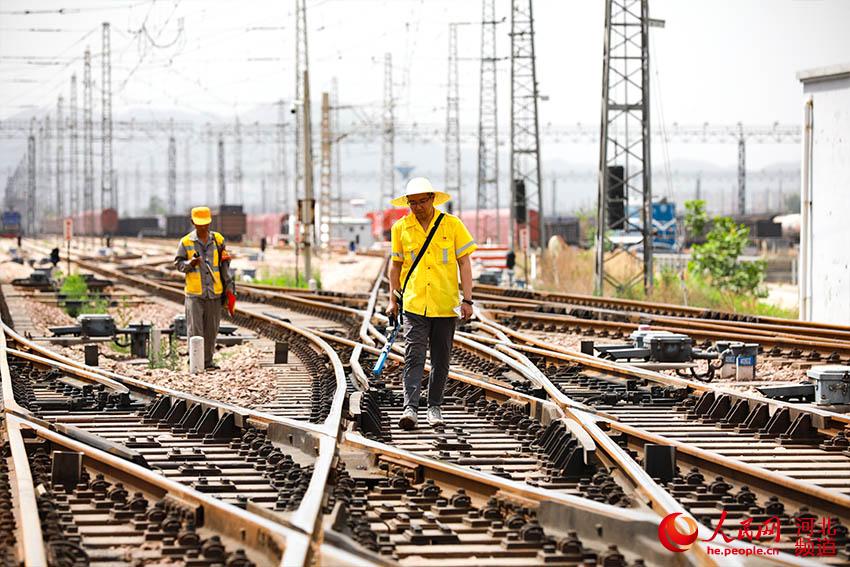 27日，石家庄工務段“線路工”冒著高溫在鐵路線路上進行“巡熱”工作。 李曉川攝