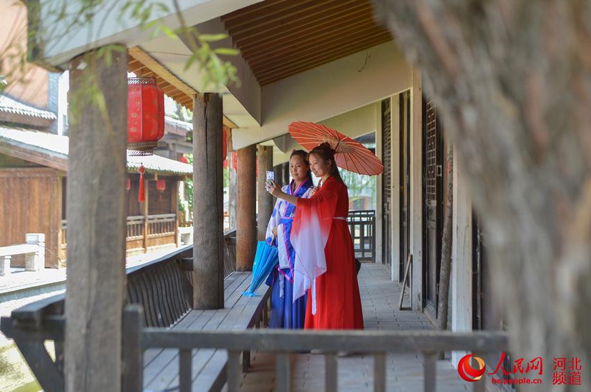 7月6日，游客在革命老區河北省邯鄲市涉縣太行民俗小鎮體驗傳統文化。陳征攝