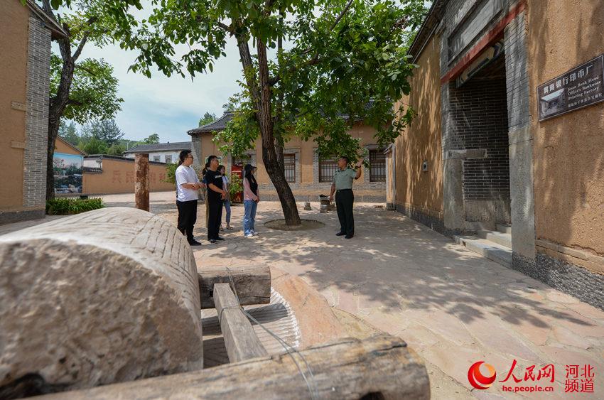 7月6日，游客在革命老區河北省邯鄲市涉縣紅色記憶小鎮參觀游覽。陳征攝