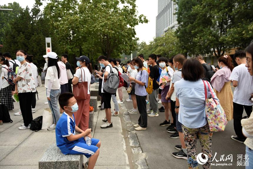 河北省圖書館門前等候開館的市民。 人民網 祝龍超攝