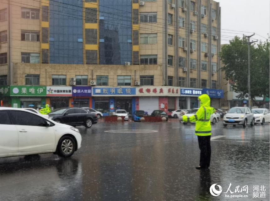 石家庄市藁城區交警正在冒雨執勤疏導交通。 石家庄交管局供圖