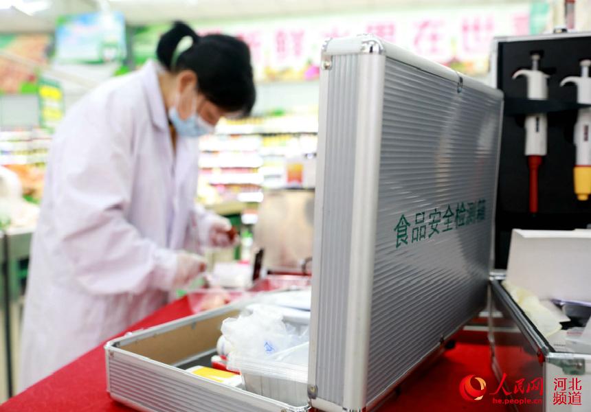 河北省邢台市任澤區市場監管局工作人員在超市為消費者進行肉類現場檢測。 宋杰攝