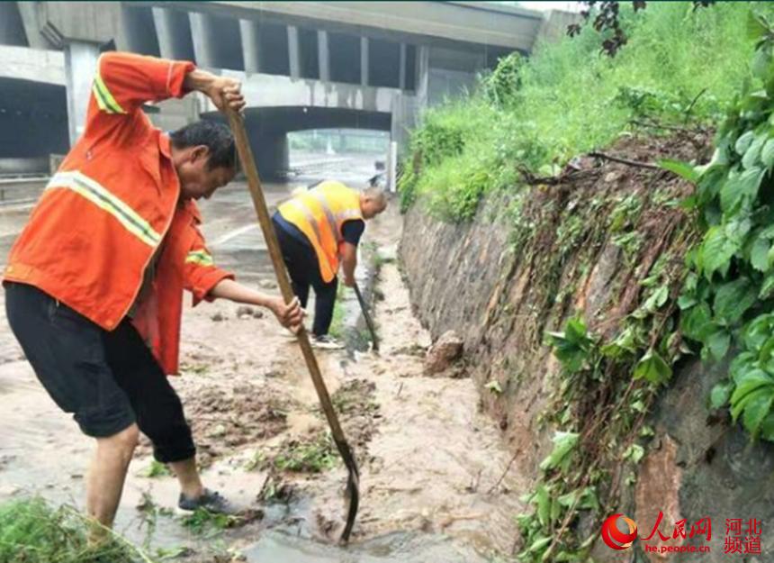 高速工作人員在保障人員自身安全的前提下，及時清除路面及邊溝淤泥垃圾，確保公路安全順暢。 邯鄲市交通局供圖