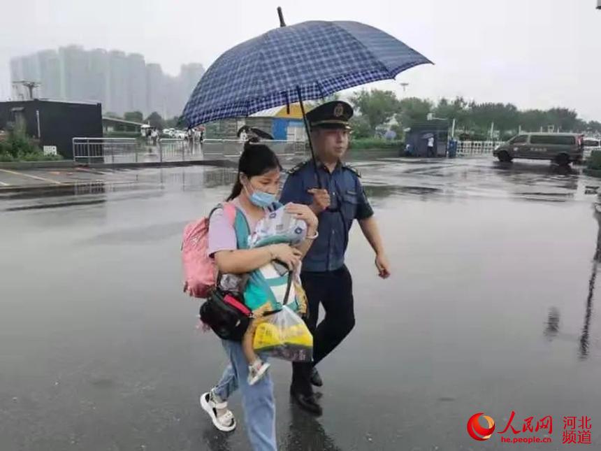 在高鐵站前廣場出租車候客區，交通執法人員引導乘客有序乘車，全力保障乘客安全快捷有序出行。 邯鄲市交通局供圖