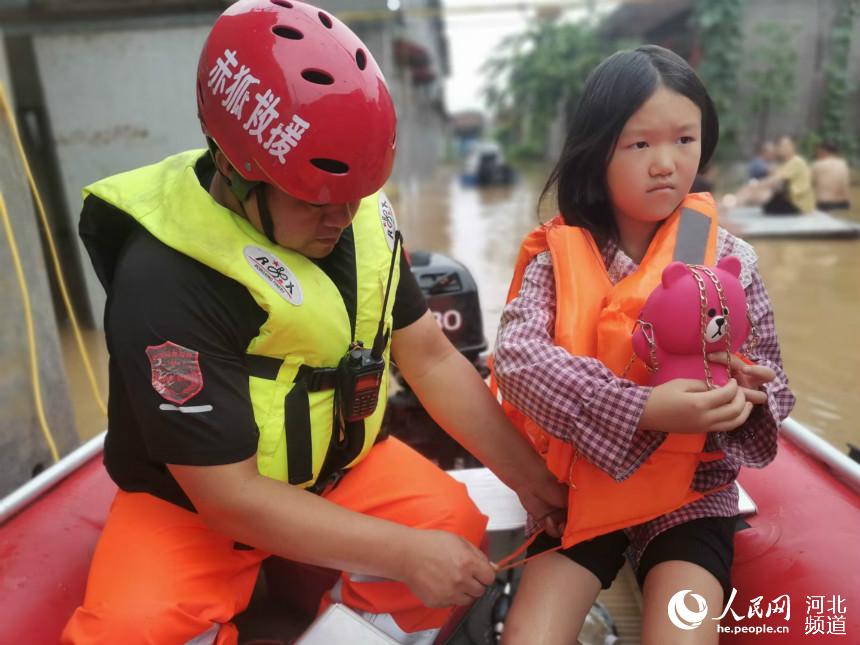 文安县赤狐应急救援队在当地开展救援。 王朋辉摄