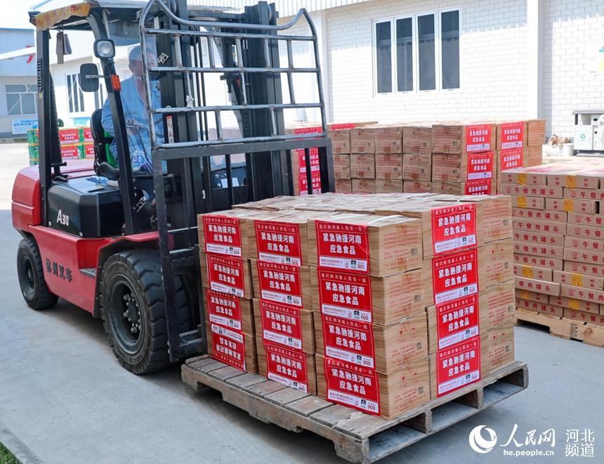 7月24日，秦皇島海洋食品有限公司內，工人正在運裝應急食品。 曹建雄攝