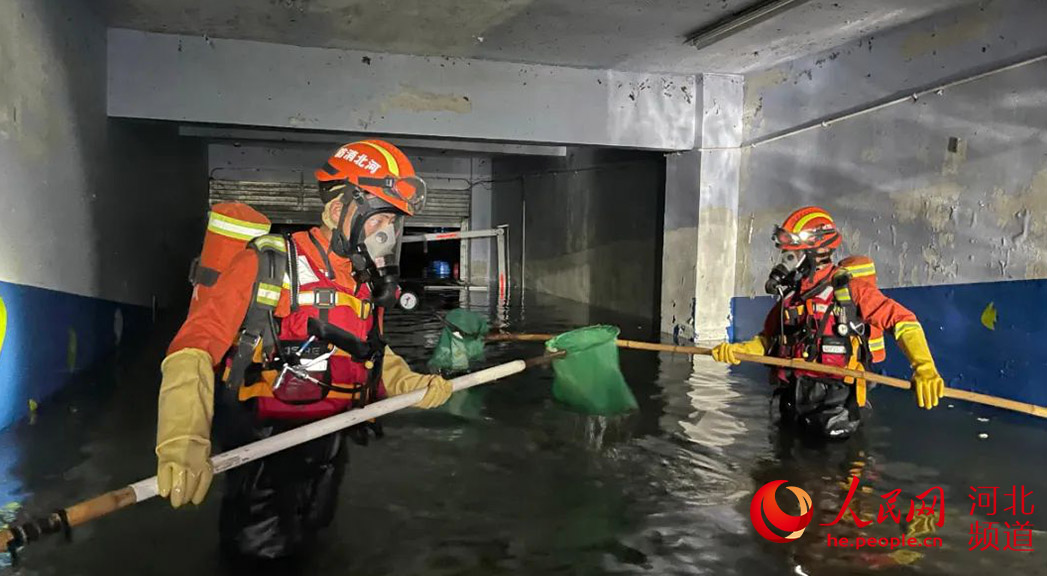 衡水消防救援支隊在中石化河南安陽石油分公司安陽油庫進行排澇清淤工作。 王禮攝