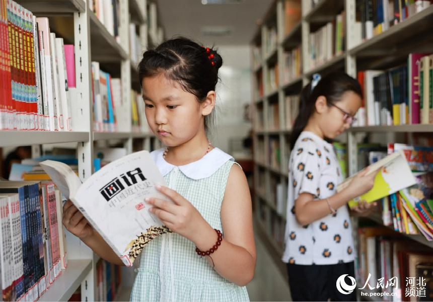 廣宗縣圖書館內，讀者們在閱讀書籍。 梁智曉攝