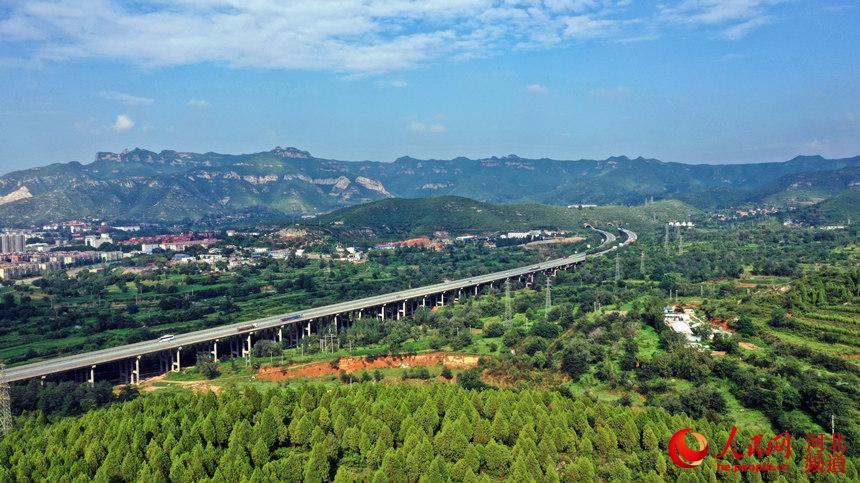 河北省涉縣境內的太行山高速（無人機照片）。 路海東攝