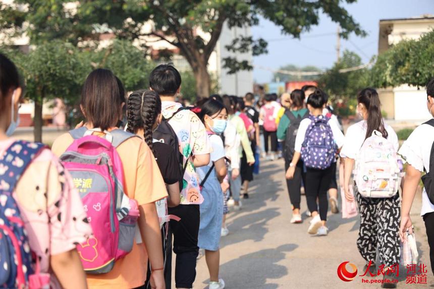 唐山市樂亭縣新寨中心小學開學第一天，學生們有序排隊進入學校。 王曉宇攝