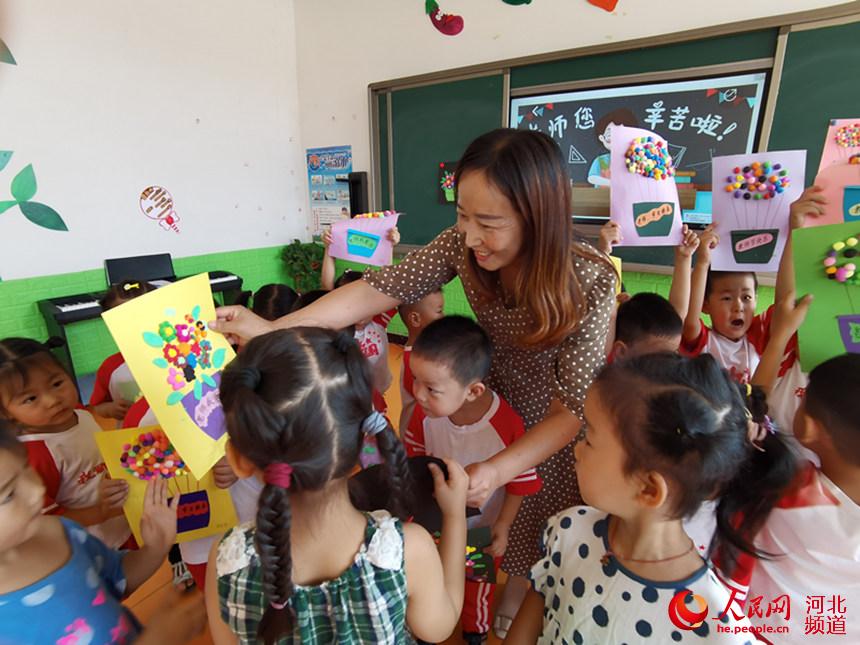 滄州海興縣蘇西幼兒園舉辦慶祝教師節主題活動。 史得江攝